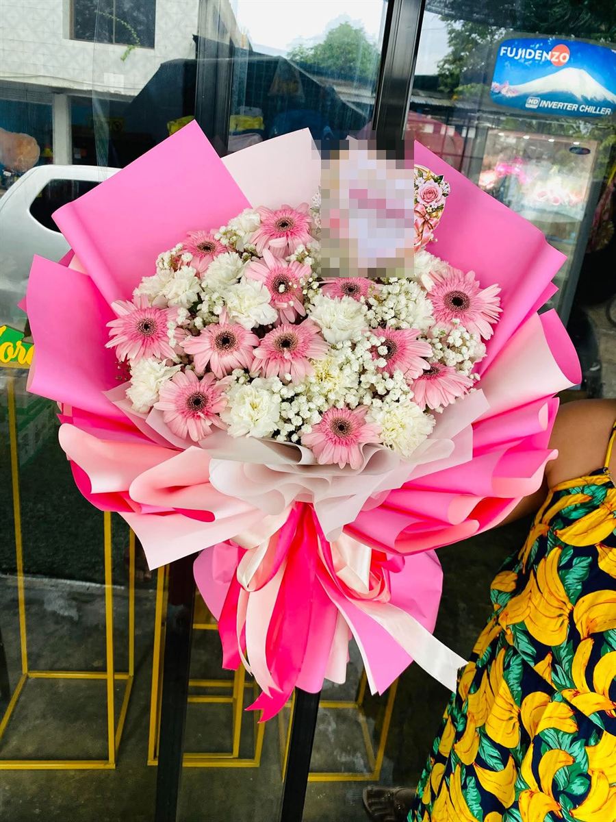 Blushing Gerbera bouquet with pink gerberas and white carnations – Flora Chloris GenSan