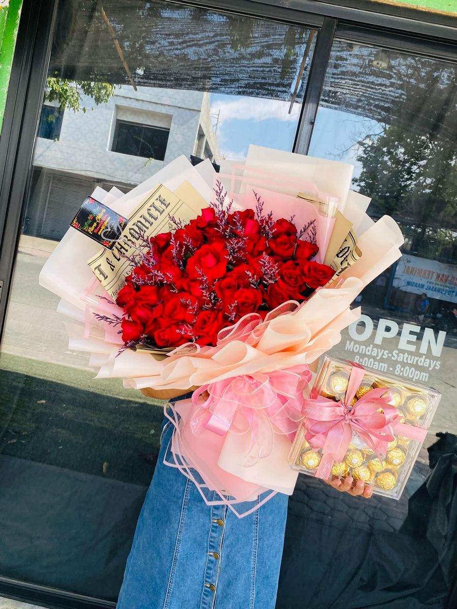 Red rose bouquet with Ferrero chocolates – Same Day Delivery General Santos City